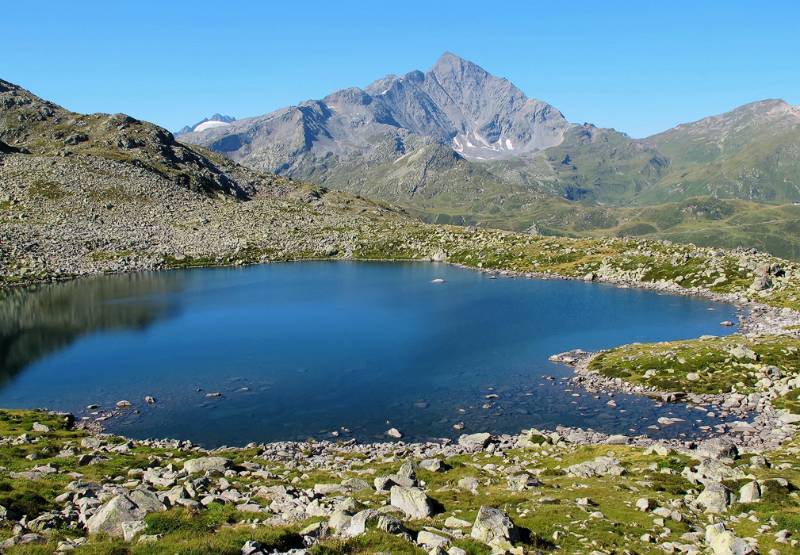Unterer-Surettasee mit Pizzo Tambo im Hintergrund