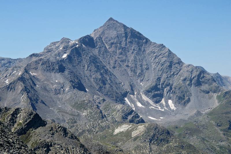 Pizzo Tambo. Über den Grat von links geht Wanderroute von Splügenpass