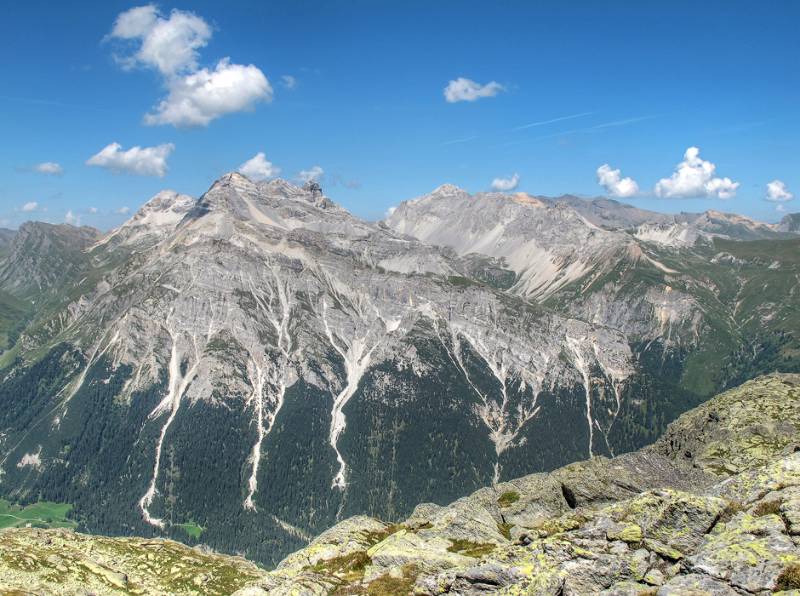 Die Berge oberhalb von Splügen auf der anderen Seite des Tals