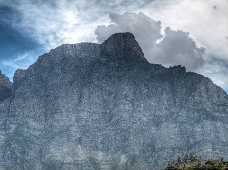 Und da sind steile Felsen von Piz Uccello, gesehen von San