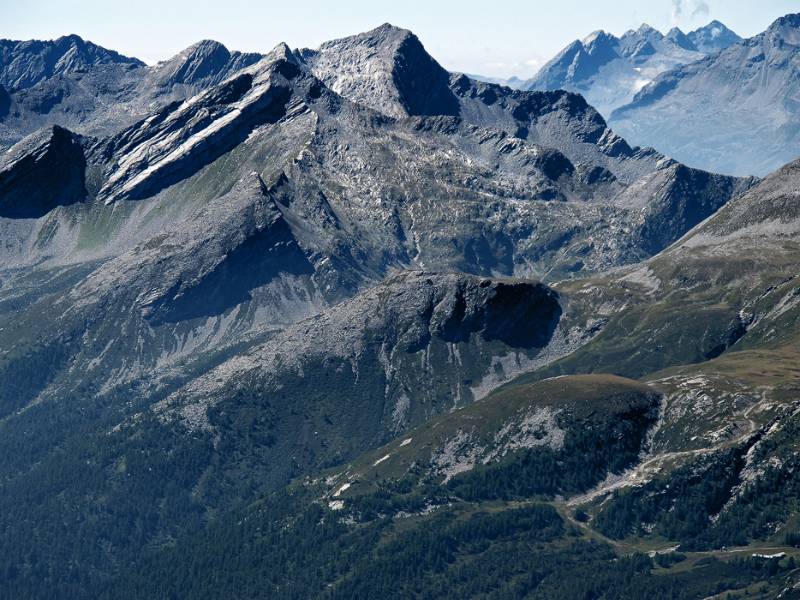 Piz Pian Grand, der höchste Berg in der Bildmitte