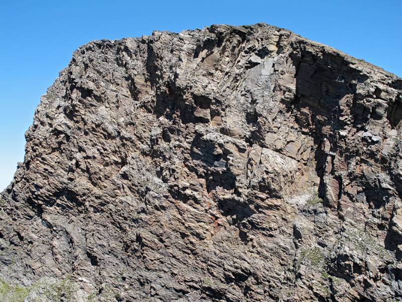 Die steile Felswand von Piz Uccello