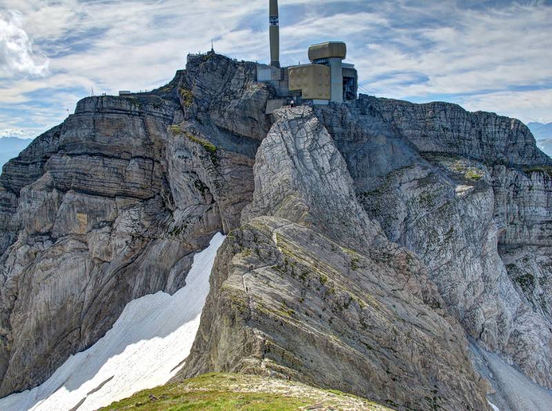 Der Gipfel mit dem Auftrieg über steile Felsen (sehr ausführlich abgesichert)