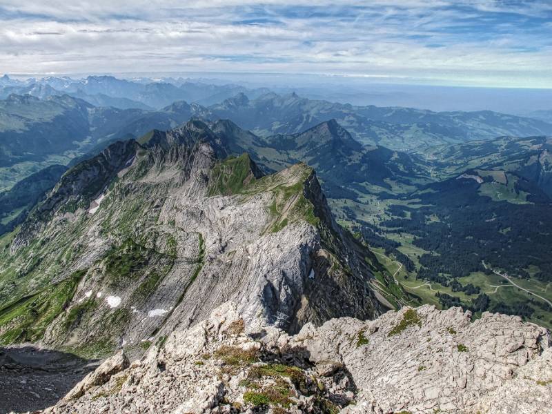 Auf der linken Seite des Grats ist die Aufstiegsroute