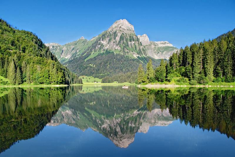 Idyllischer Obersee am Morgen mit Brünnelistock im Hintergrund