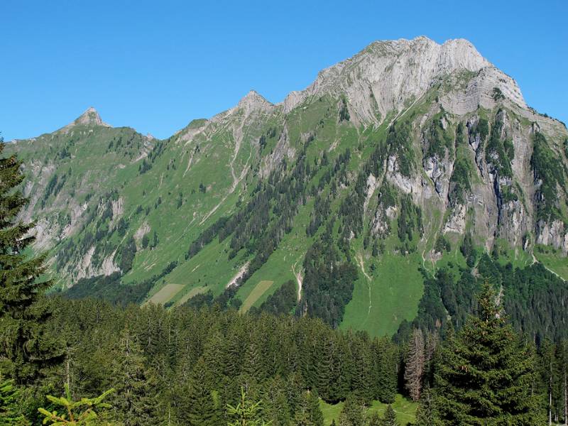 Die drei Wägitaler: Zindlenspitz, Rossalpelistock und Brünnelistock. Alle drei sind bereits