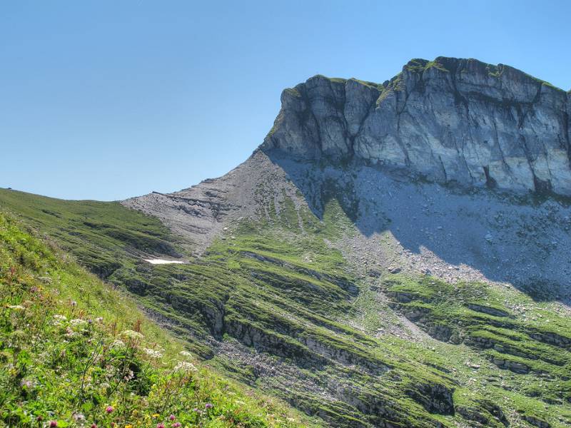 Wiggis vorne (sogar Gipfelkreuz ist zu sehen)