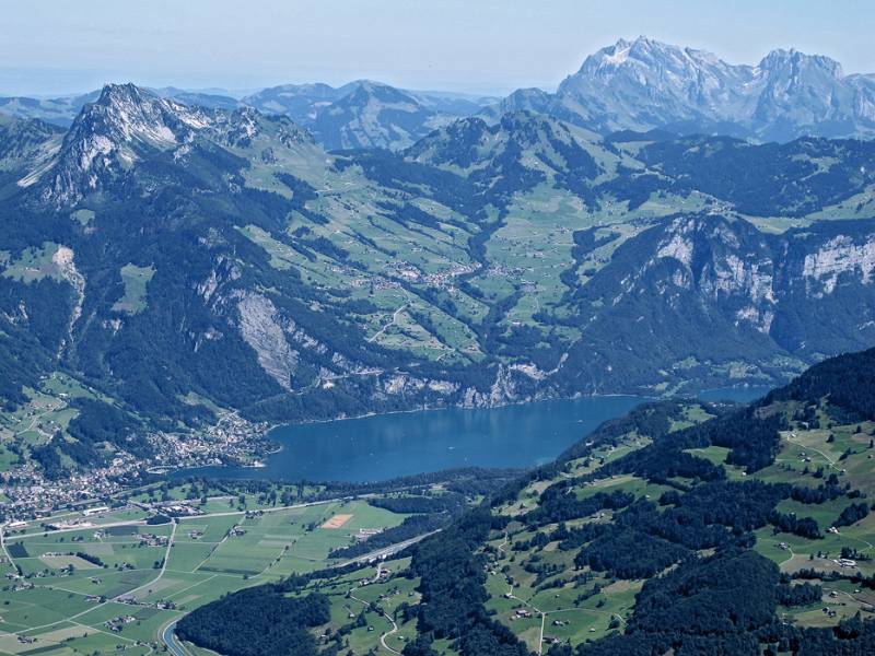 Wesen und Walensee. Oben ist Amden, links Mattstock und weiter rechts