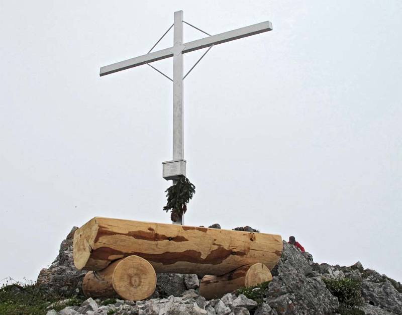 Neue Bänkli und das neue Gipfelkreuz auf dem Gipfel