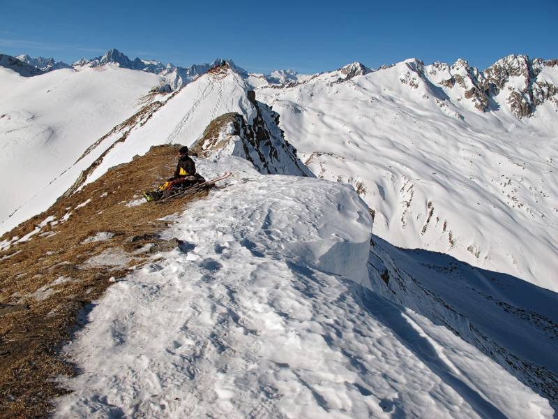 Auf dem Skigipfel. Weiter ist der Hauptgipfel. Blick Richtung Furkapass