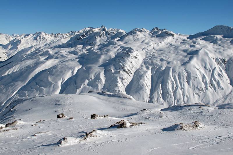 Schön verschneite Berge auf der anderen Seite des Tals