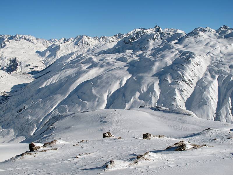 Die Berge sind tief mit Schnee bedeckt