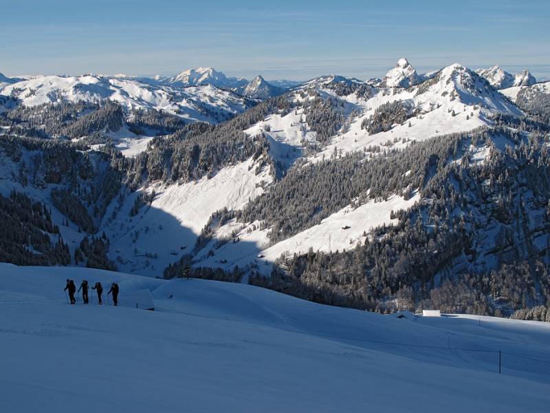 In der Abfahrt. Im Hintergrund ist Pilatus, Rigi Hochflue, Gr. Mythen,