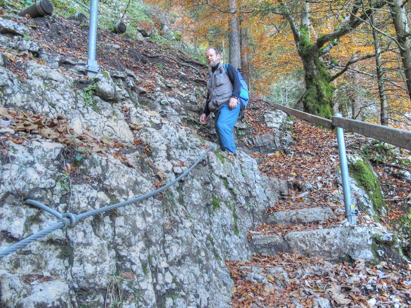 Über die Treppen mit Absicherungen