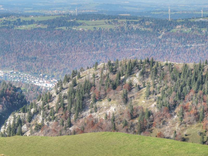 Blick hinunter nach Villeret und die herbstliche Wälder