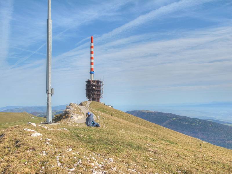 Die Antenne von Chasseral sieht man von sehr weit und von