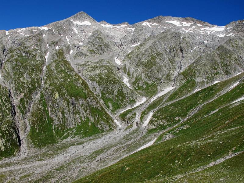 Das Ende von Val Camadra. Links geht langer Abstieg nach Campo