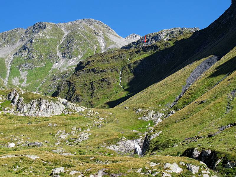 Im Val Camadra. Auf der Felsstufe sieht man Scalettahütte