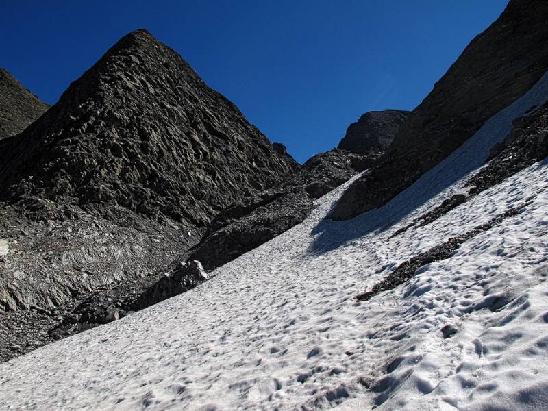 Abstieg zum See geht über Schneehang