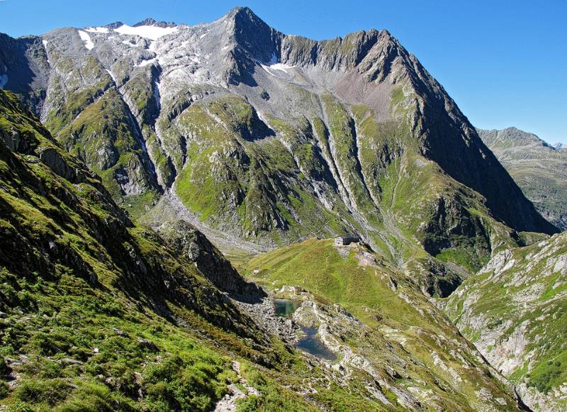 Auf dem Hügel sieht man bereits die Terrihütte