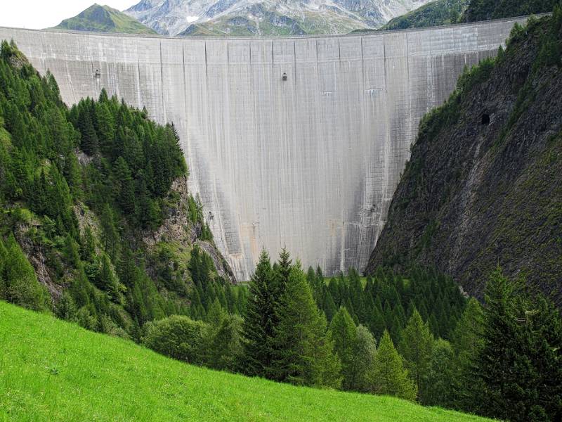 Eindrucksvolle Staumauer von Lago di Luzzone