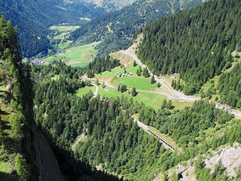 Blick zurück Richtung Campo Blenio von Staumauer Lago di Luzzone