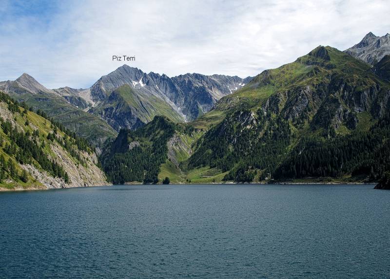 Lago di Luzzone und die Piramide von Piz Terri