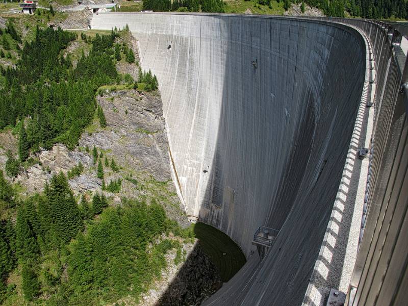 Auf der Staumauer von Lago di Luzzone