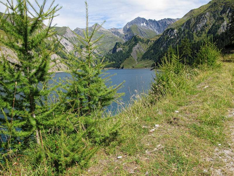 Der Wanderweg auf dem Ost-Ufer von Lago di Luzzone