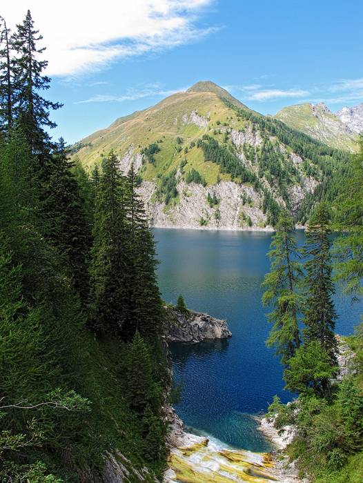 Schöner Weg entlang des Ufers von Lago di Luzzone