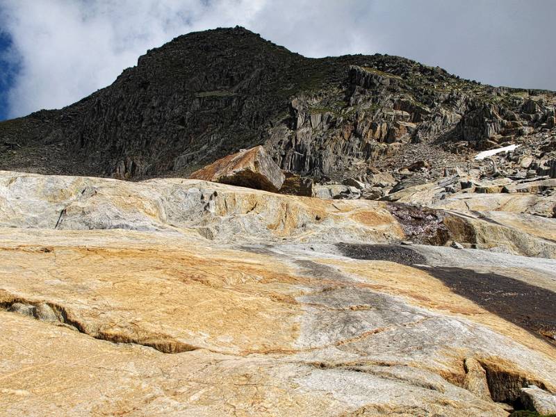 Schöne Felsplatten und Gamsspitz im Hintergrund