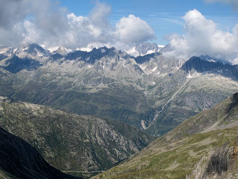 Blick Richtung NW hinüber Gotthardpass- und Furkapassstrasse.