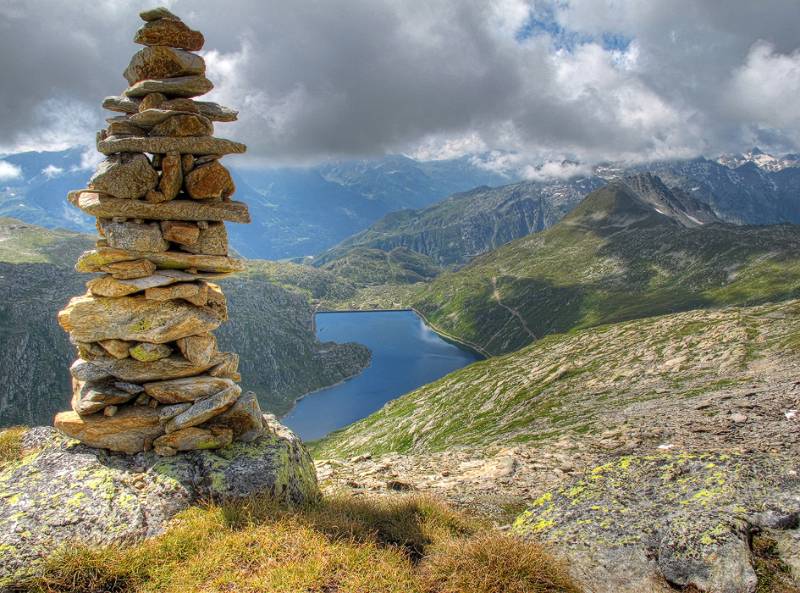 Lago della Sella vom S-Grat von Gamsspitz gesehen. Die zahlreichen Steinmännchen