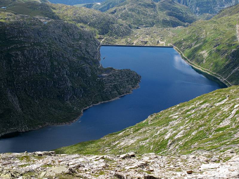 Blauer See mit Staumauer am Ende - Lago della Sella.