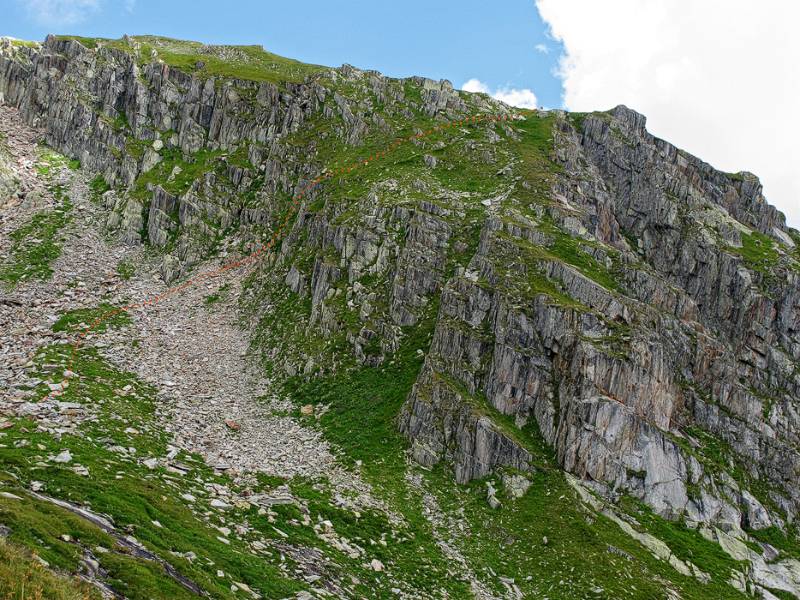 Blick zurück im Abstieg: kurzer aber steiler Aufstieg auf die Ebene