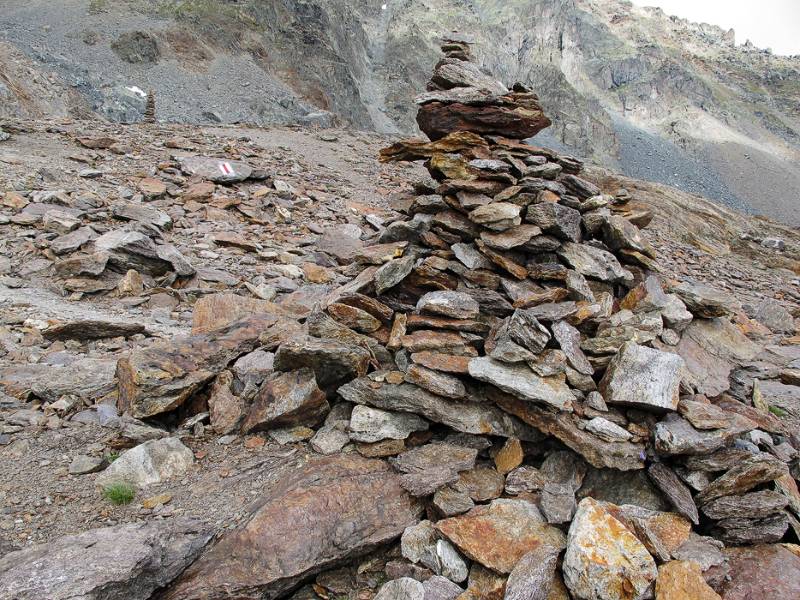 Steinmännchen aus farbigem Gestein