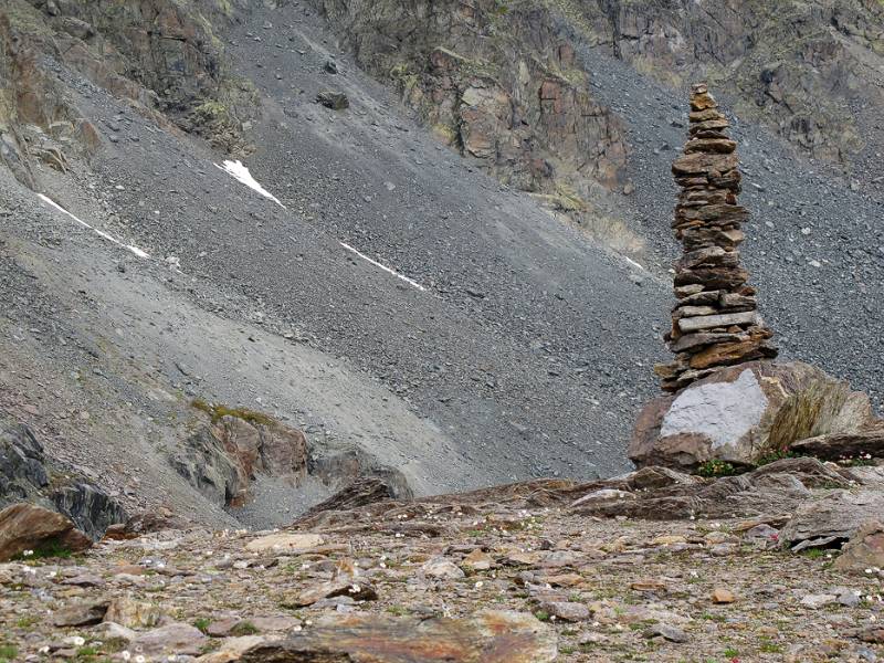 Die Flanke von Schwarzhorn im Hintergrund