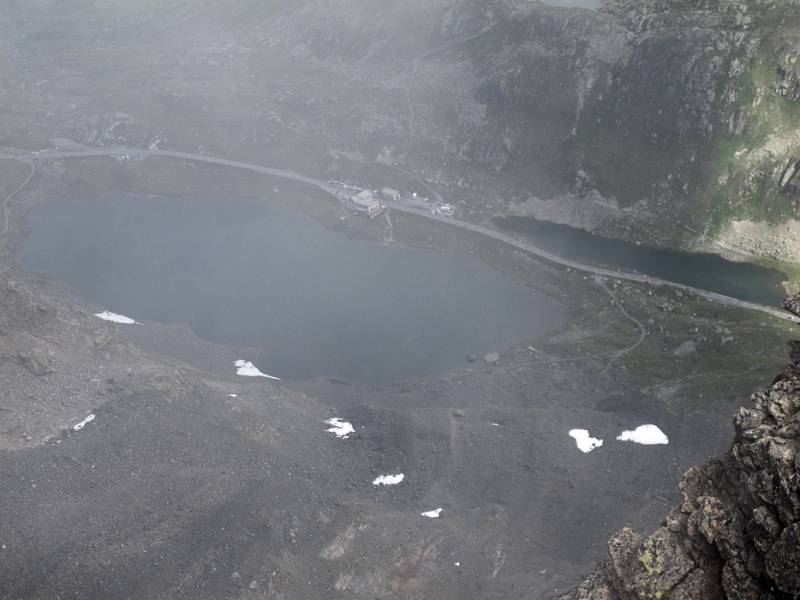 Blick durch Nebel auf den Flüelapass