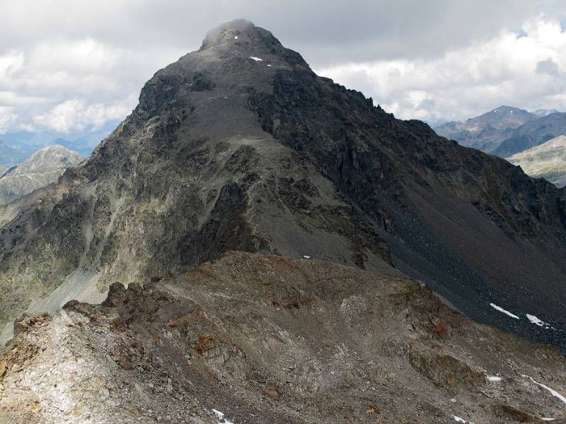 Blick zurück auf Schwarzhorn vom Gipfel des Radüner Rothorn aus. Die