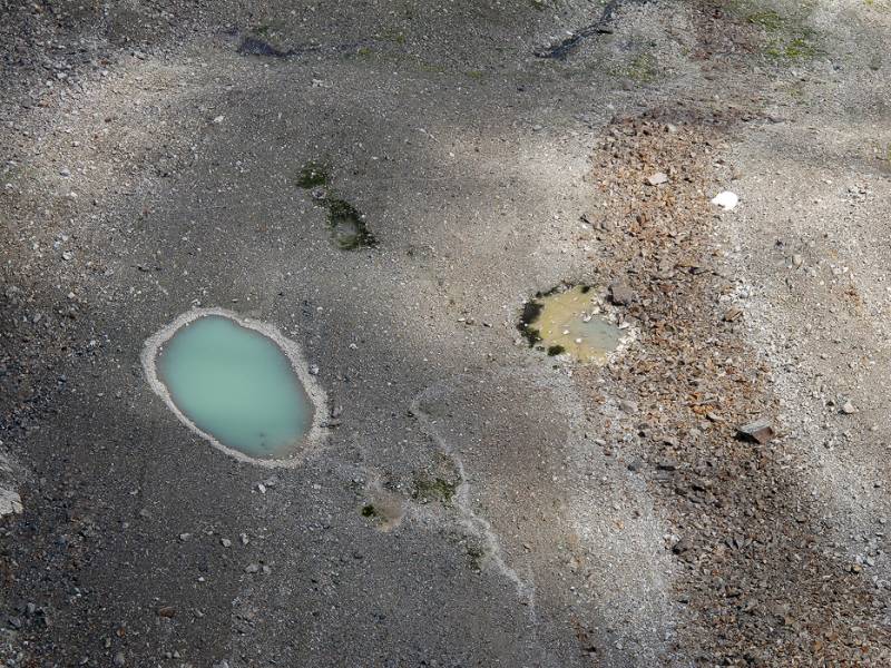 Grüner See tief unten vom Gipfel des Radüner Rothorns gesehen