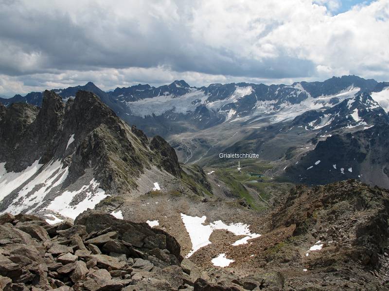 Weit unten kann noch Grialetschhütte als ein Punkt links von See