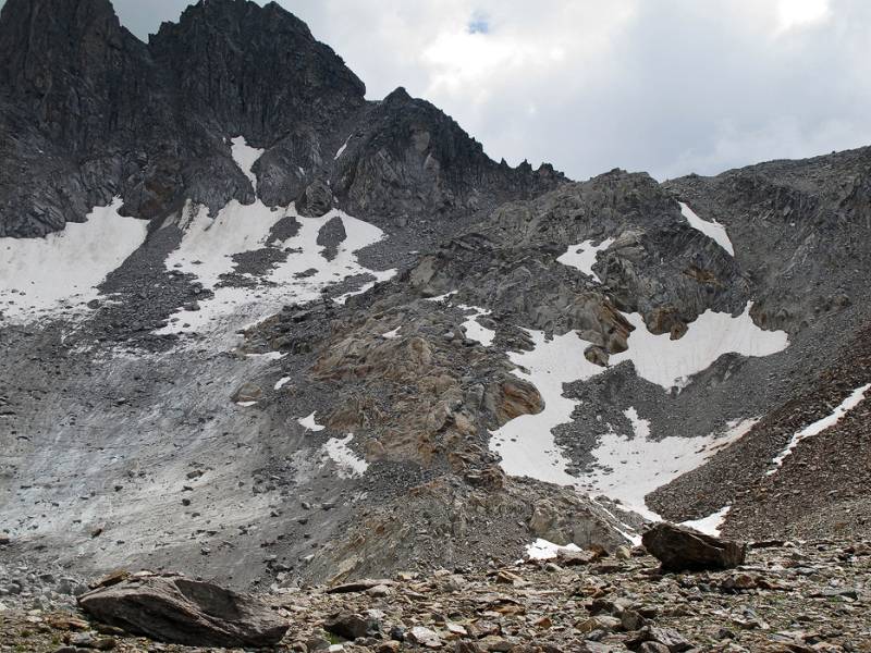 Die Abstiegsroute verläuft auf dem Rand des Radönt Gletschers