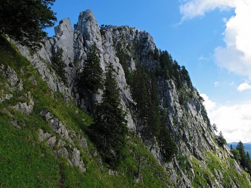 Haggenspitz von Griggeli aus. Vorne in den Felsen verläuft die Wanderroute