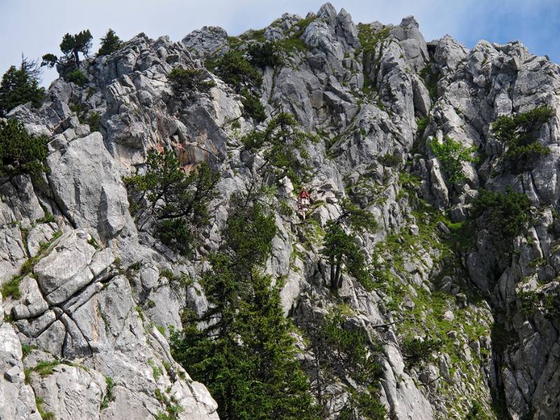 Zwei Wanderer sind im Abstieg von Haggenspitz