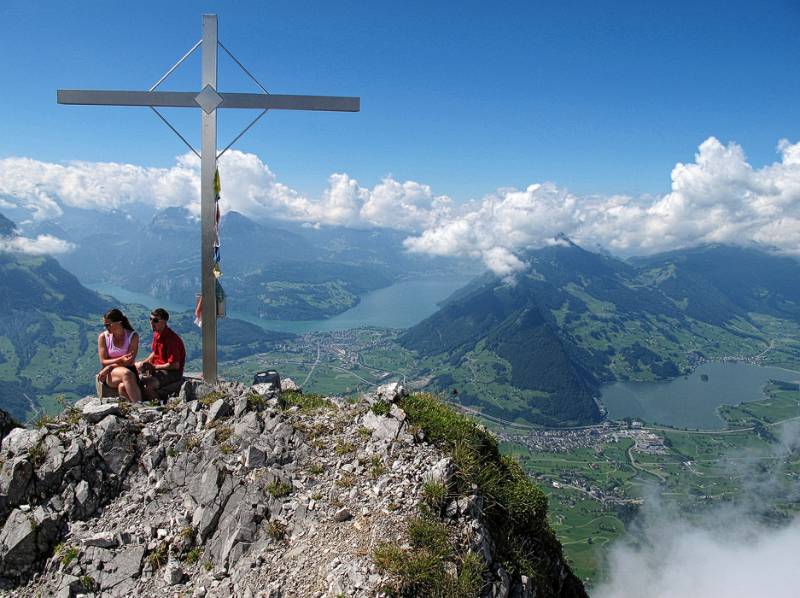 Das Gipfelkreuz von Kl. Mythen mit Urner, Vierwaldstätter und Lauerzersee im