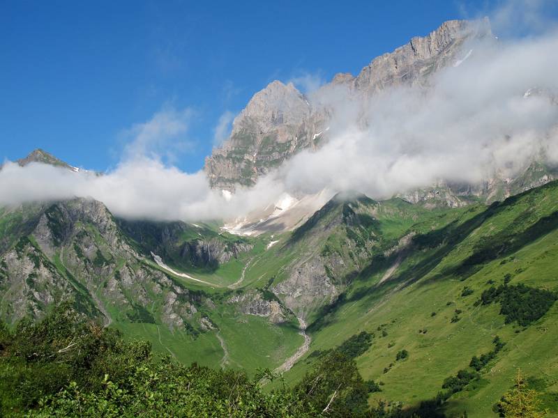 Surenenpass is mit Wolken bedeckt