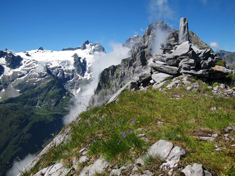 Auf dem Gipfel von Hoch Geissberg mit Gr. Spannort und Schlossberg