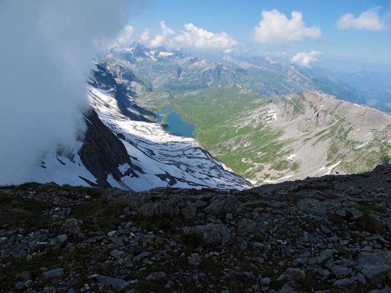 Glattalpsee vom Ortstock aus und die Nebelwand von Uri-Seite