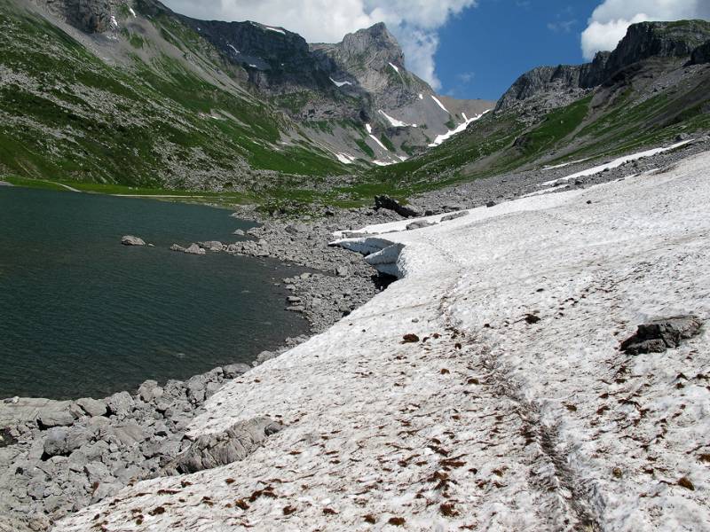 Auf der Südseite des Sees gibt es noch Schnee