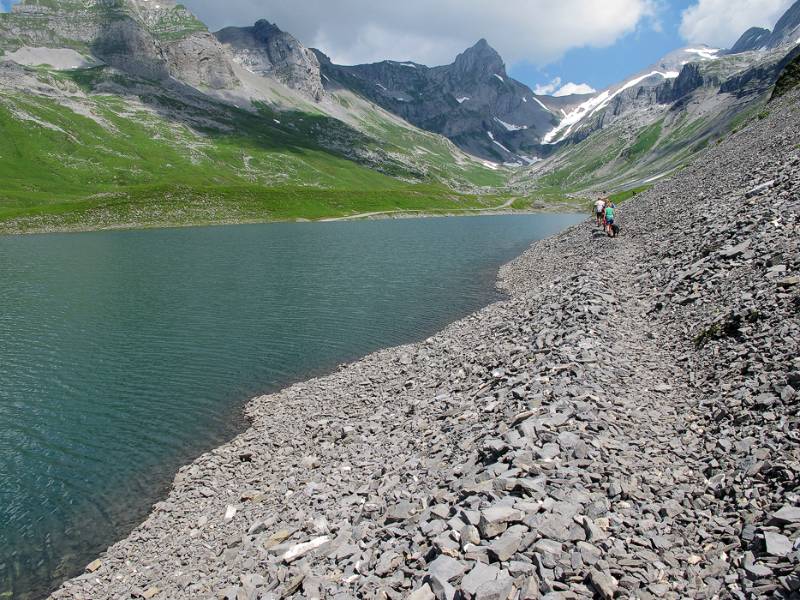 Schöner Wanderweg auf der Südseite des Glattalpsees